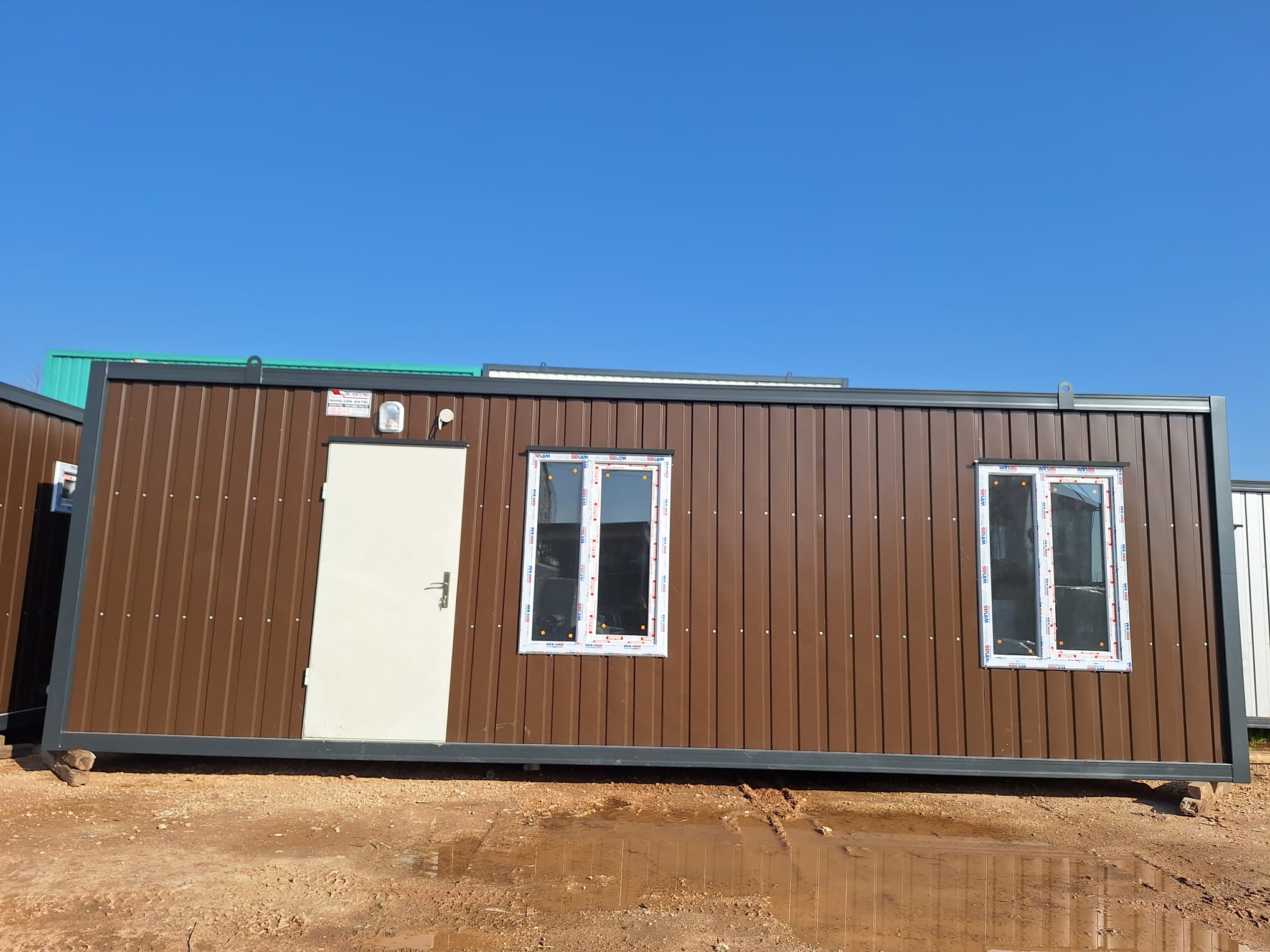 24M² DIŞI KAHVERENGİ SAC-İÇİ BETOPAN FULL MODEL KONTEYNER