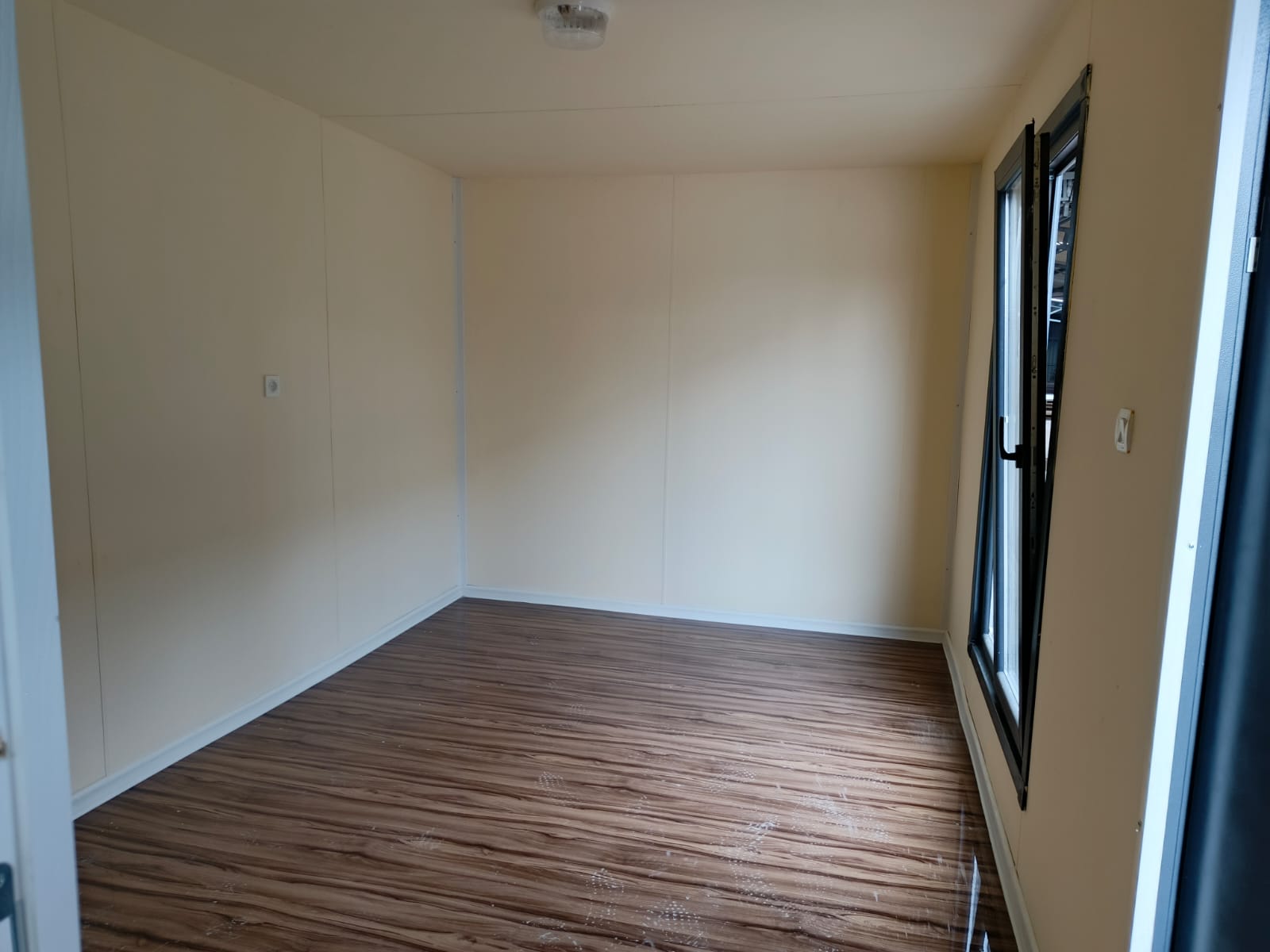 21 M² SAC MERDİVENLİ KONTEYNER