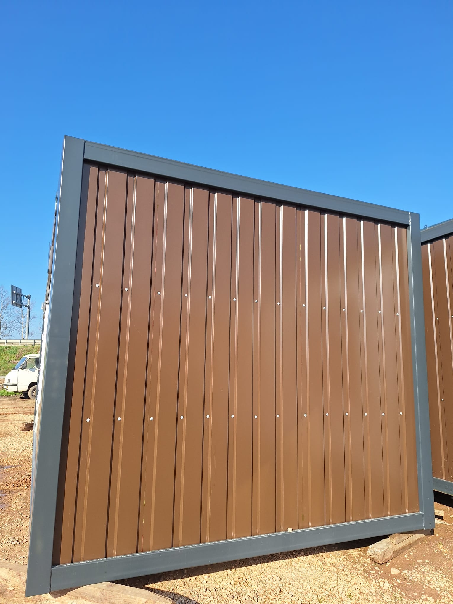 24M² DIŞI KAHVERENGİ SAC-İÇİ BETOPAN FULL MODEL KONTEYNER
