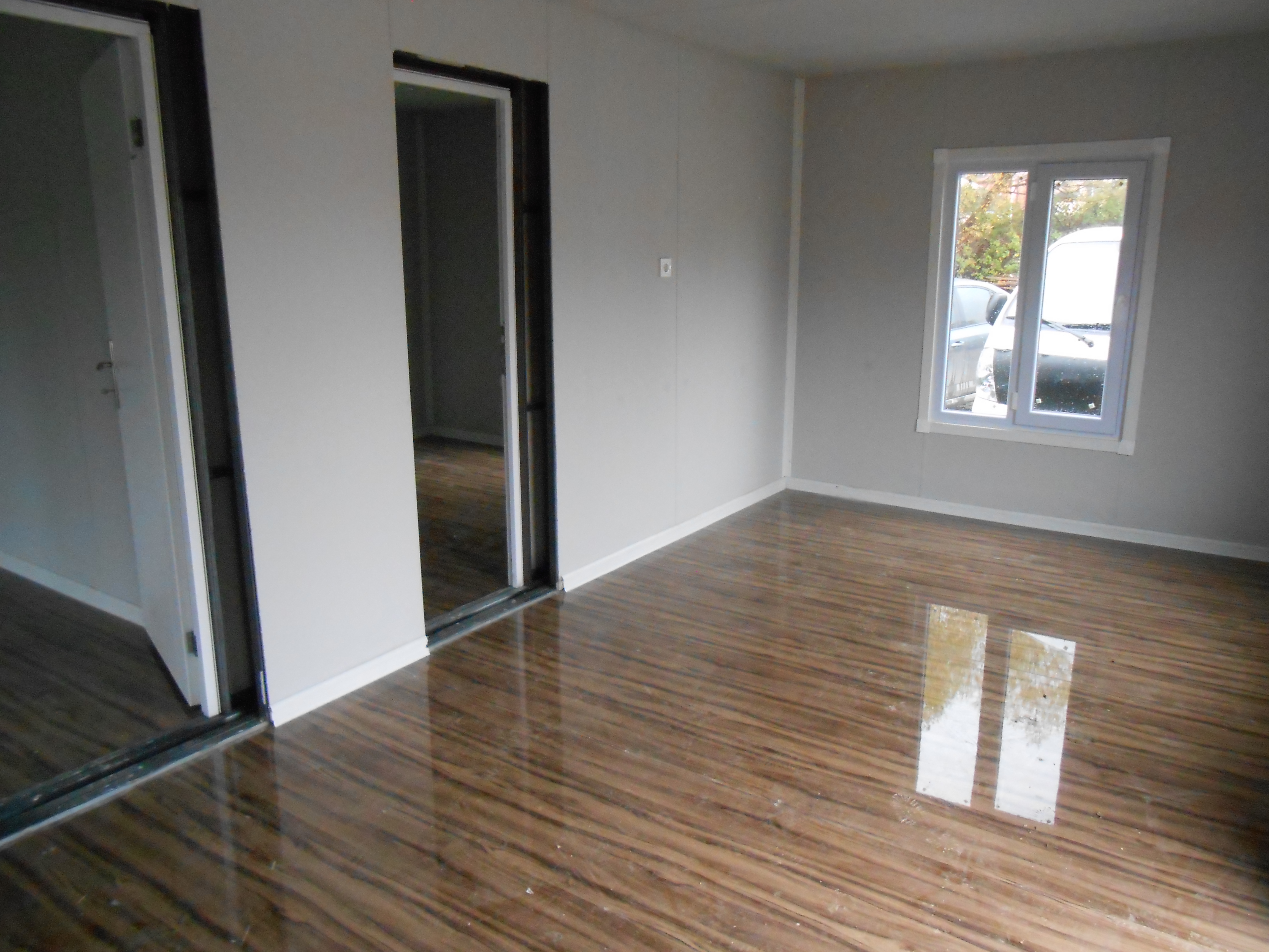 42 M² BİRLEŞİM KONTEYNER-DIŞI AHŞAP DESENLİ SAC-İÇİ BOYALI BETOPAN