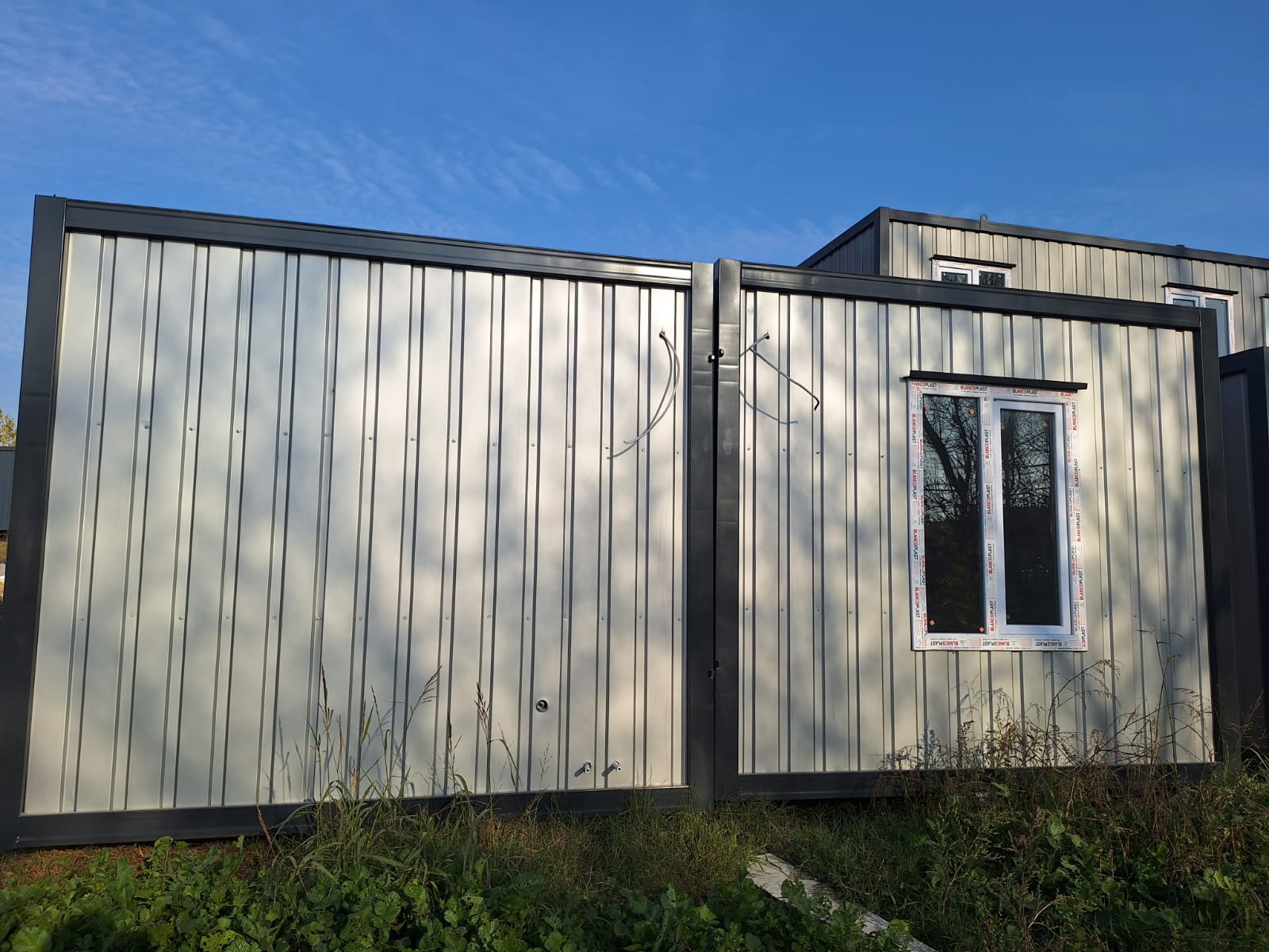 3X8 BİRLEŞİM 48 M² İÇİ BETOPAN- DIŞI METALİK GRİ SAC KONTEYNER