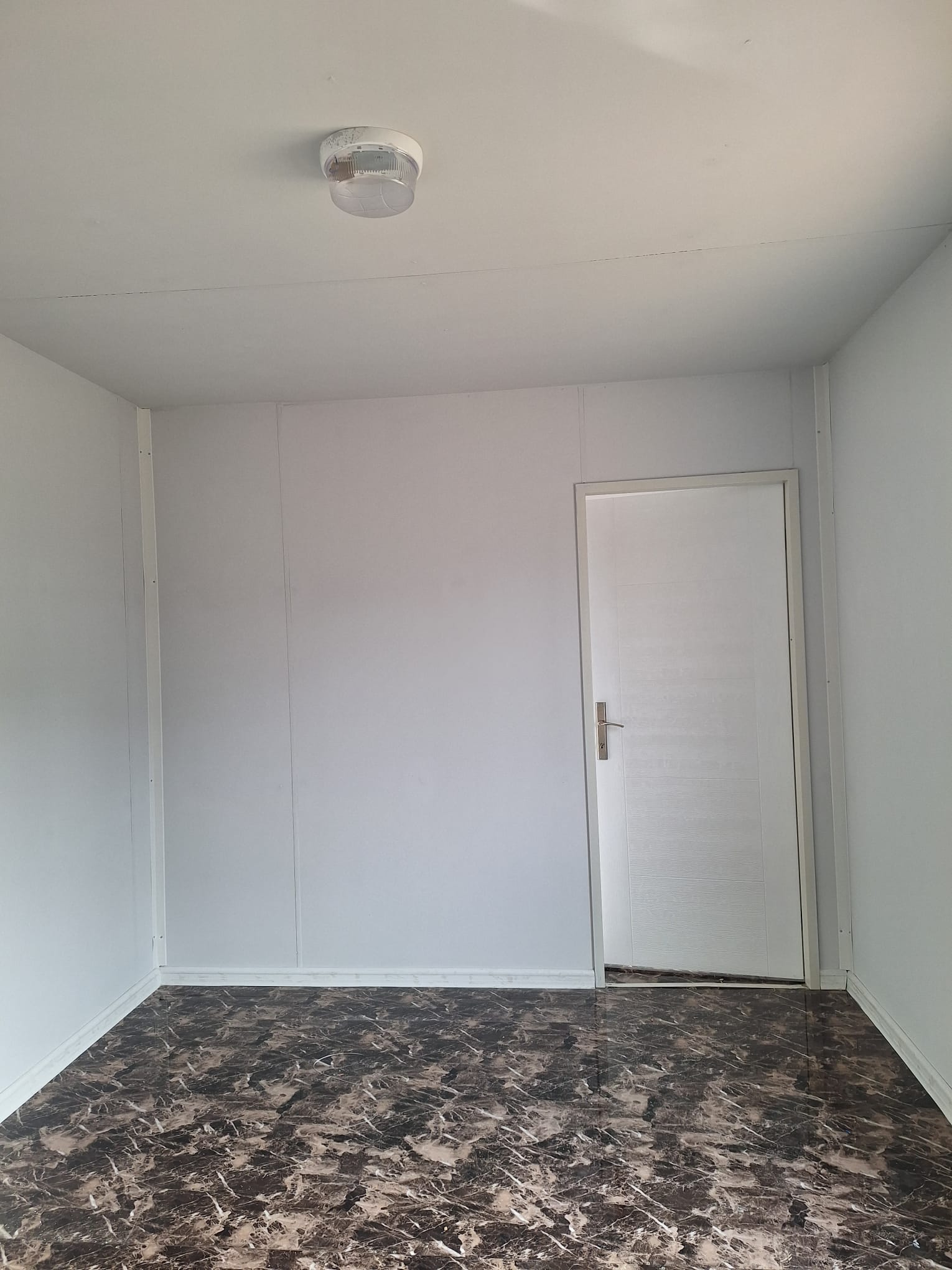 24M² DIŞI KAHVERENGİ SAC-İÇİ BETOPAN FULL MODEL KONTEYNER