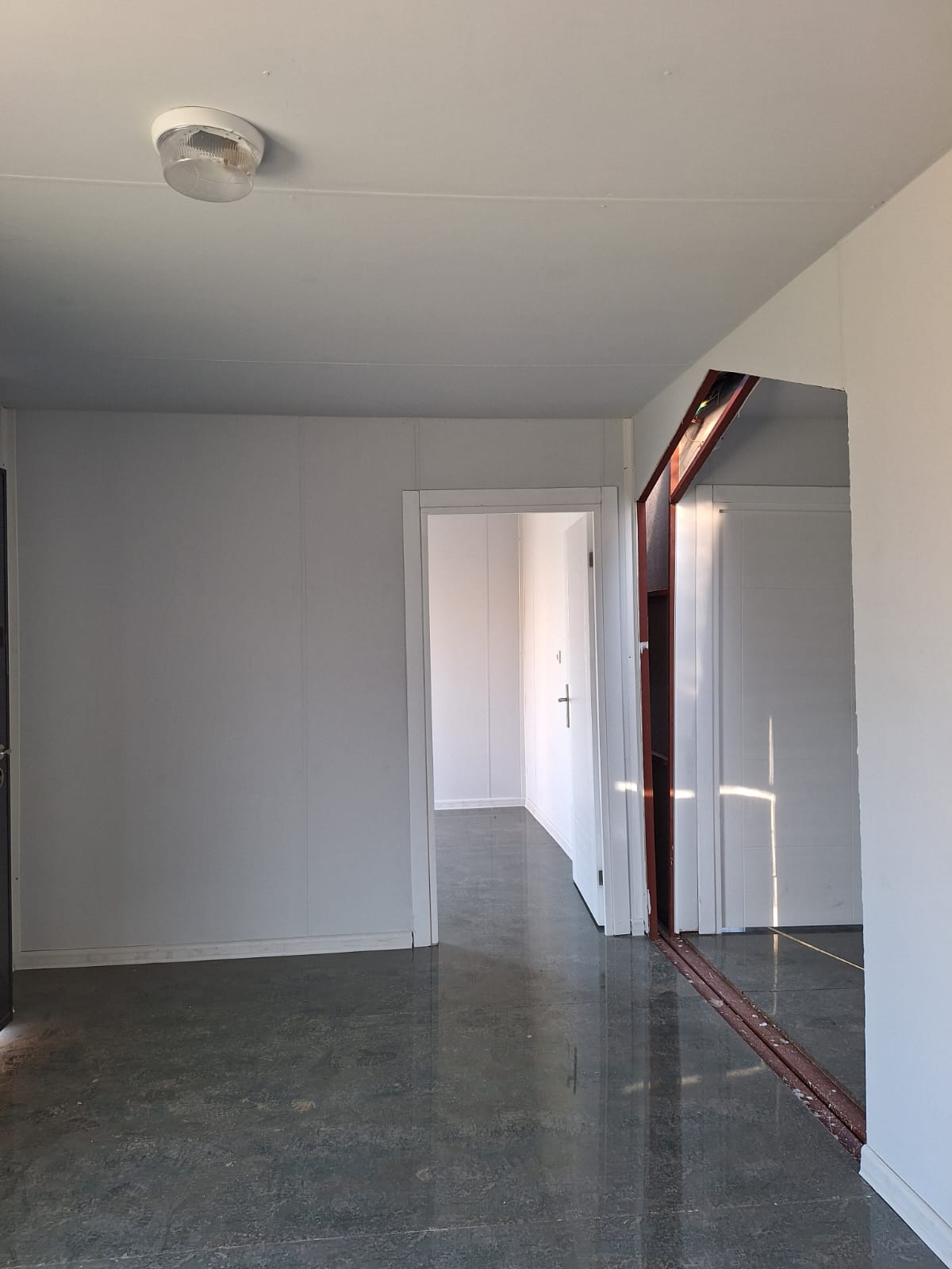 3X8 BİRLEŞİM 48 M² İÇİ BETOPAN- DIŞI METALİK GRİ SAC KONTEYNER